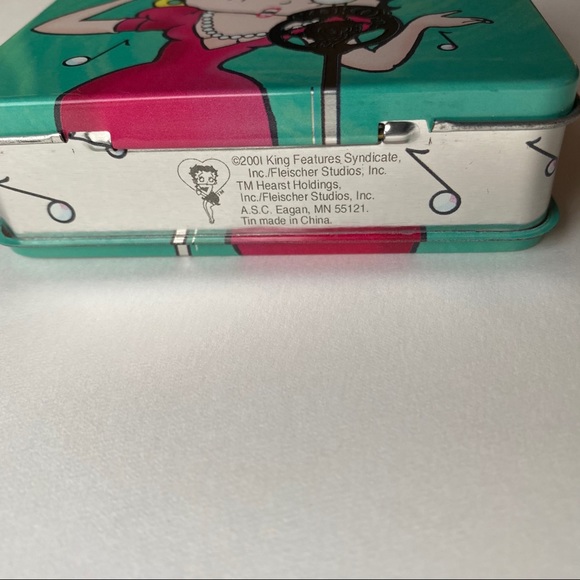 ✨EUC Betty Boop Keychain & Tin Mini Suitcase - Picture 3 of 14